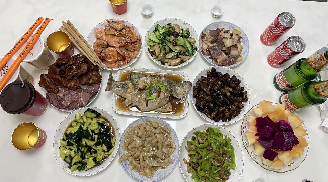 番茄：fān qié（“茄”读轻声/短促）
​
西红柿：xī hóng shì（