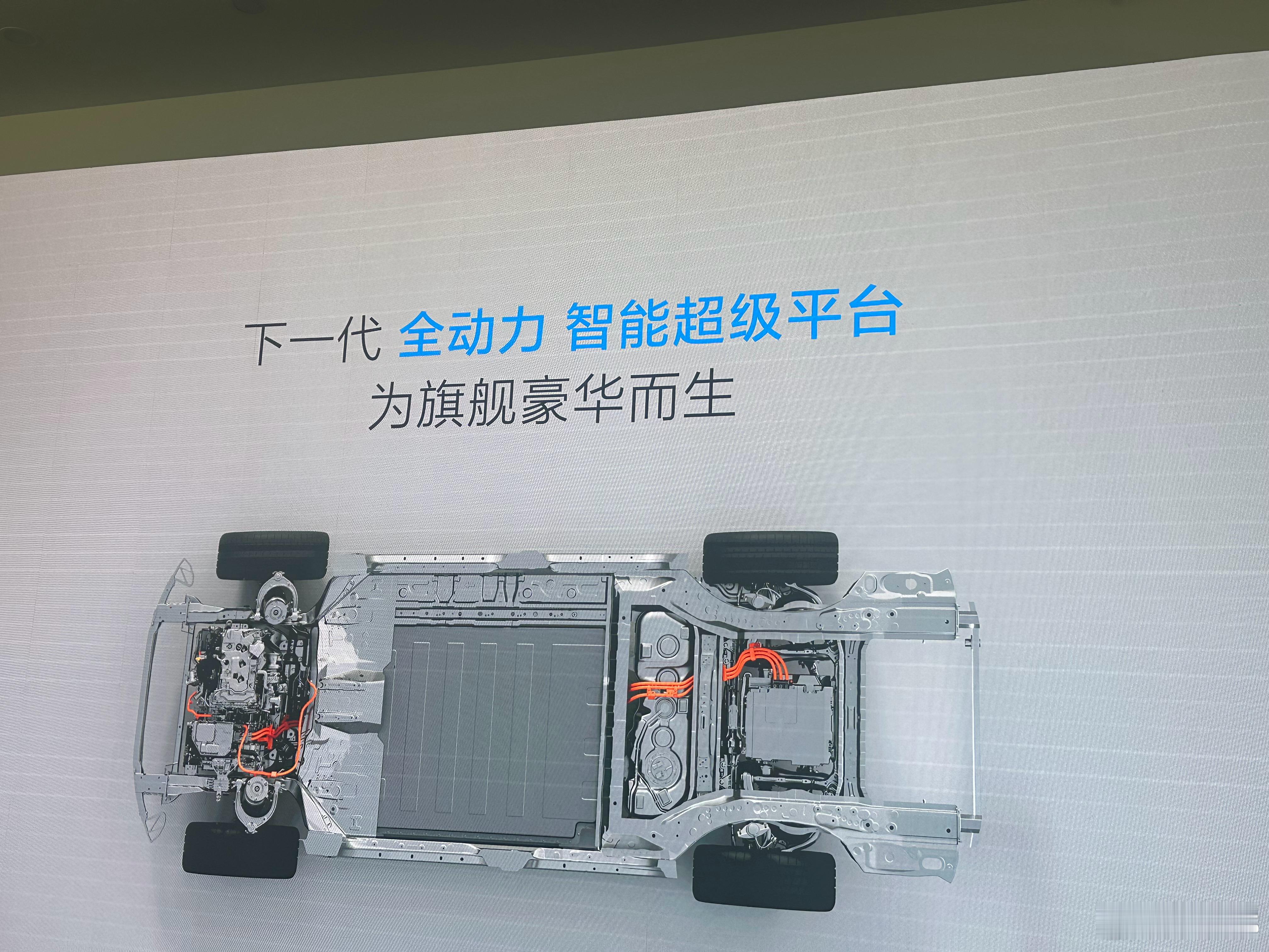 魏牌全动力超级平台可以配超大混动电池组400公里续航，还支持6C充电（5分钟，2