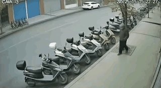 自作自受，自己害自己，真是应了人常说的那句话，报应！

这个大爷在大街上散步闲得