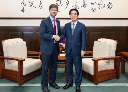 [微风]赖清德喊话特朗普“增兵台海”，解放军数十舰机冲过海峡，美军顾问紧急撤离金