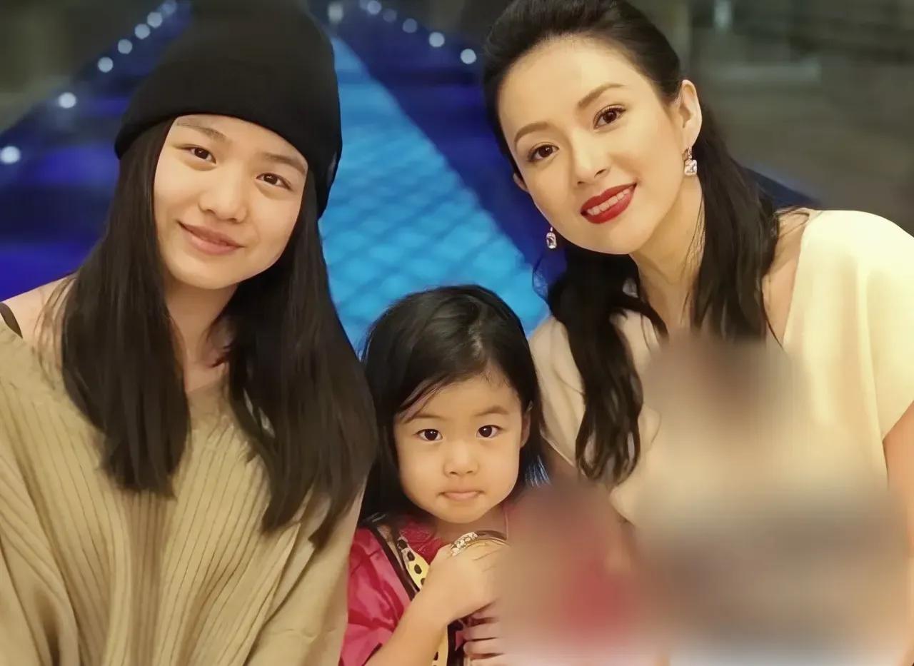 汪峰真有福气，三个孩子，没有一个像他的，三个孩子都挺争气，姐弟三人成功的避开了爸