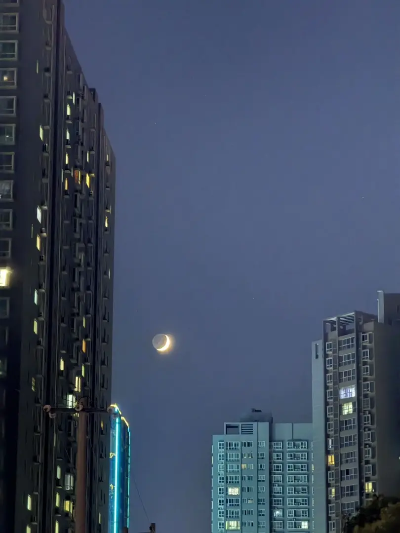 一起欣赏浪漫火星伴月，百年难得一遇的浪漫。