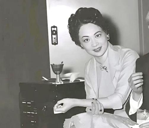 1981年宋庆龄病危，通知发到海外宋家后，其他后人都犹豫观望，唯独寡居多年的胡其