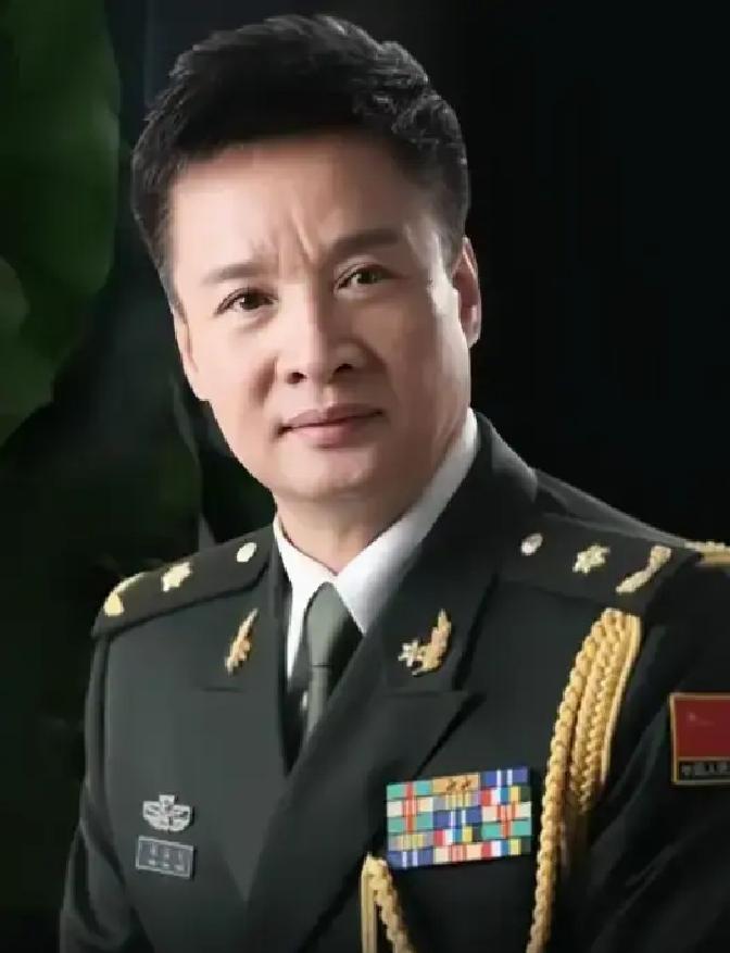 阎晶晶抹着眼泪进门时，阎维文正坐在客厅看报纸。他抬头看了一眼女儿，没急着问，也没