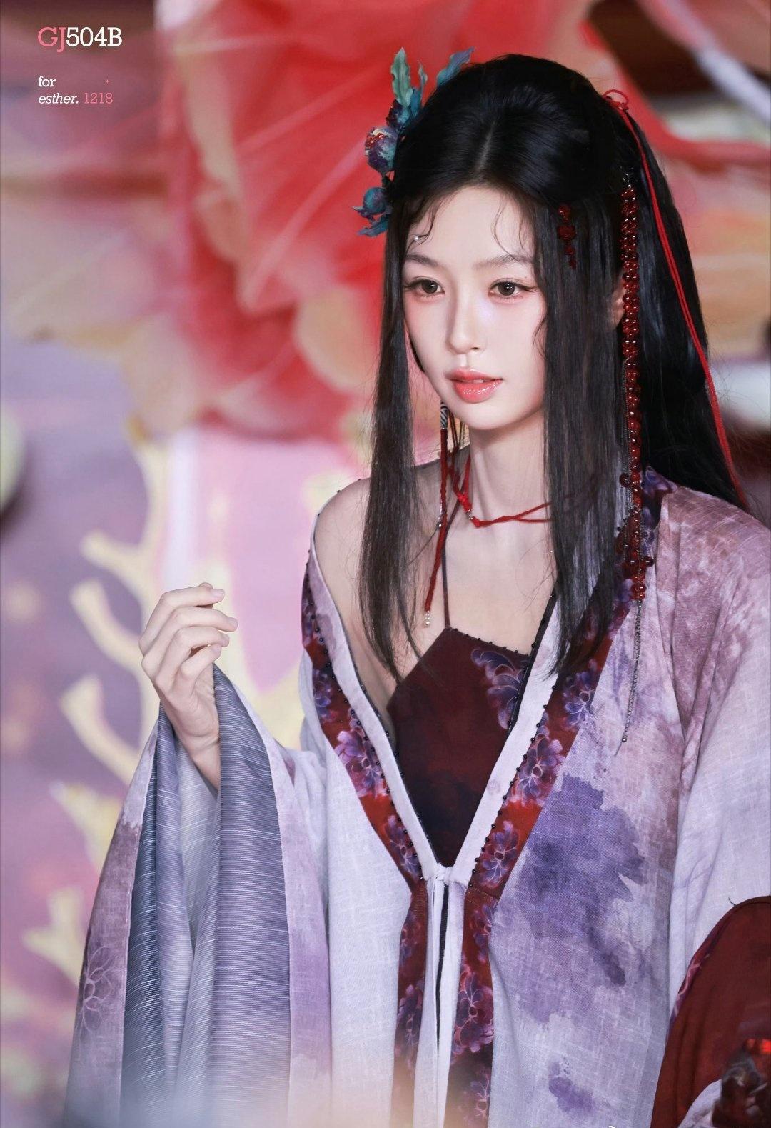 虞书欣超话 舒心这个美丽妆造朕在内娱已许久未见
何盼大王就这样美萌滴堂堂来袭！