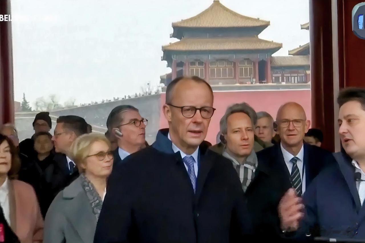 晒图笔记大赛这次德国总理默茨到中国访问，专门参观了中国的重要建筑故宫。他漫步在红