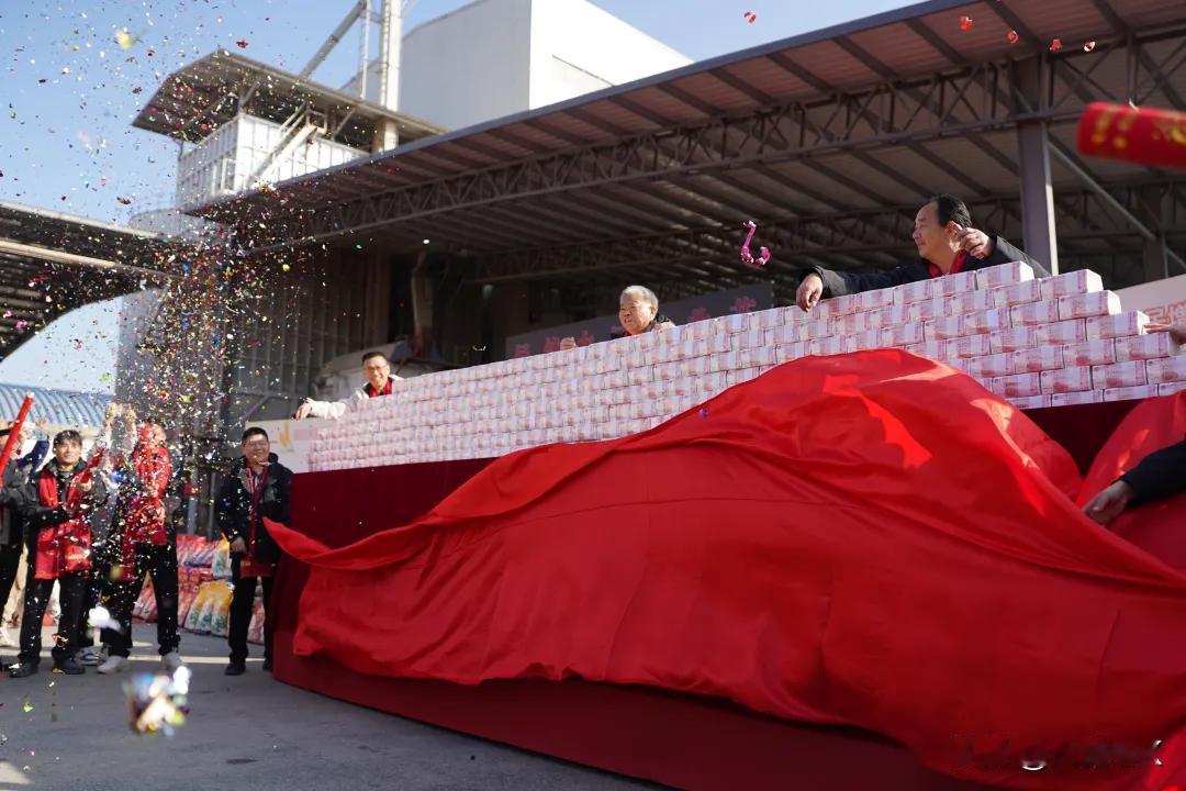 有种伤害，是跟别人的年终奖做对比
     2129万年终奖，还是发给种田的农民