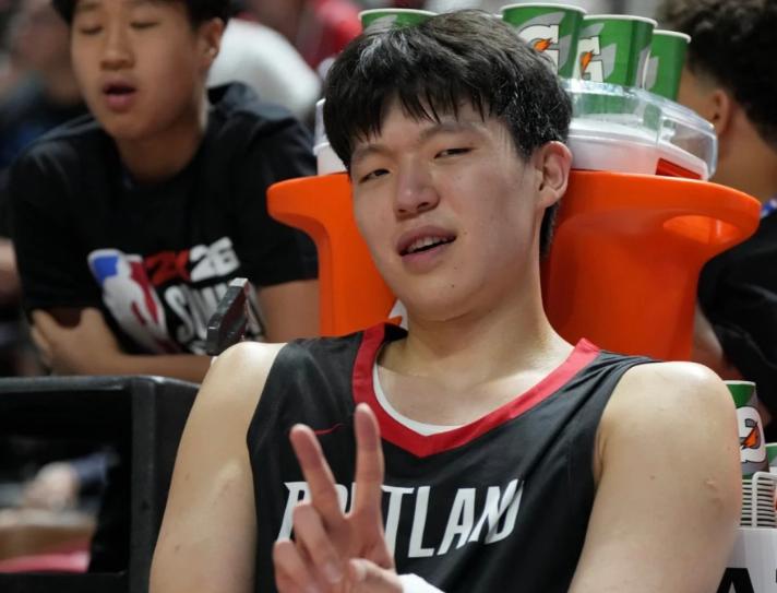 突发！开拓者把两大内线摆上交易货架，这是真要扶正杨瀚森了？
就在刚才美媒知名记者