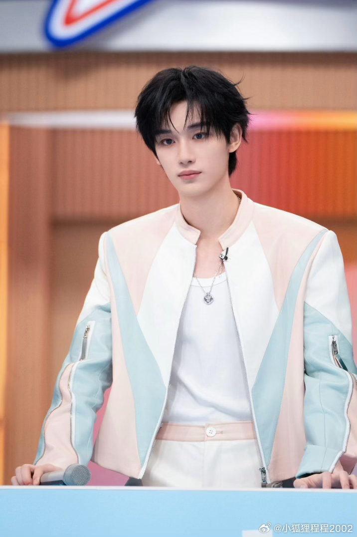 丁程鑫丁程鑫加冠礼演唱会丁程鑫被内娱低估了颜值 你就好像天上的太阳 ，虽然够不到