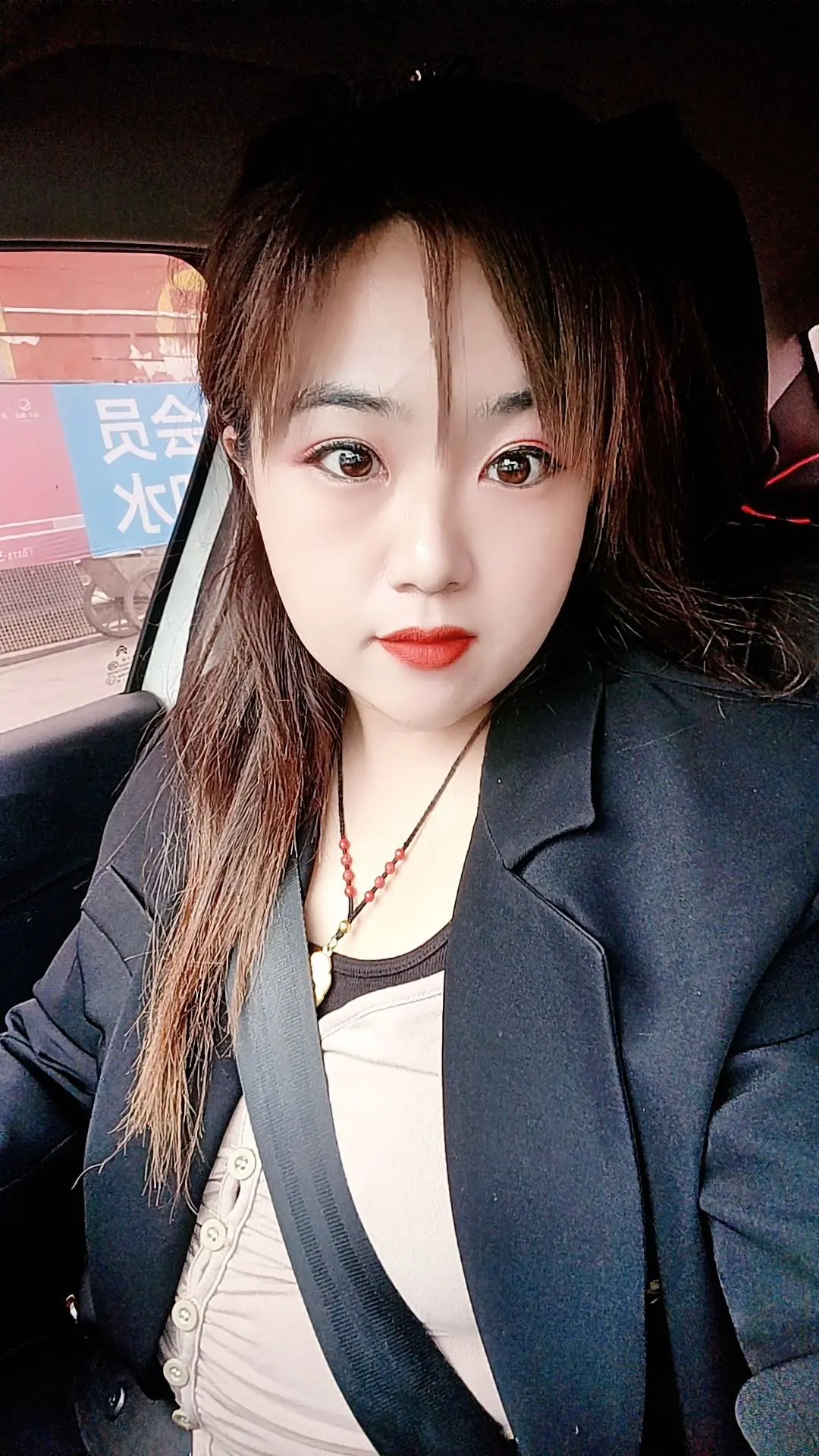 其实挺讨厌自己的，没一点心眼，太重感情，还心软的要命，总是顾及别人的感...