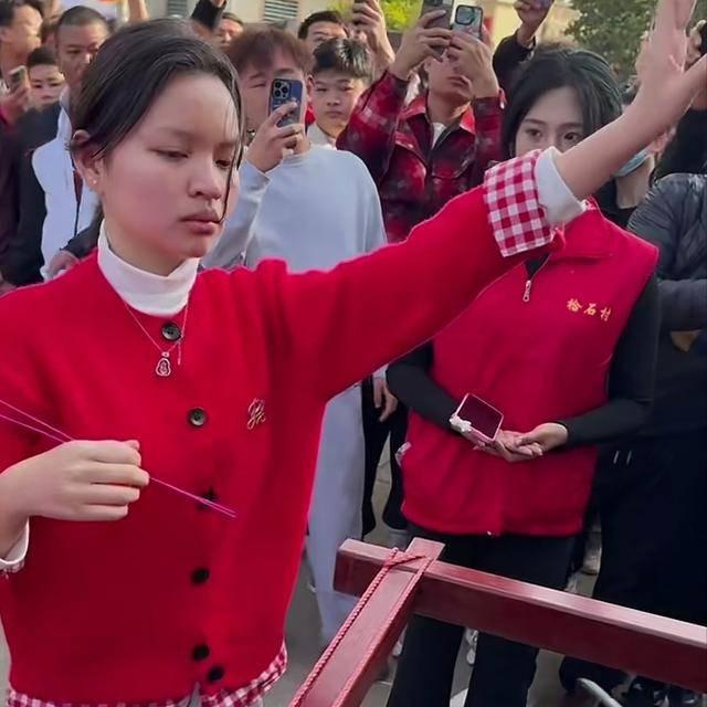 最近妈祖巡游这件事，真的让人看清人心。
传统仪式、神明示意、众人认可的女妈祖，说