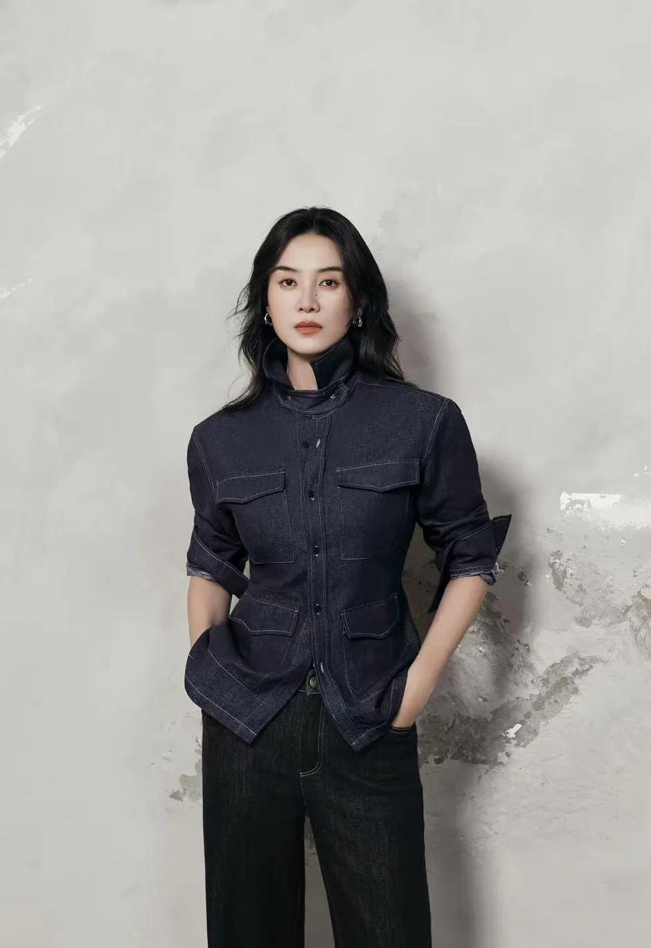 被宋佳的牛仔公式惊艳到！👌
立领修身牛仔+直筒裤，这才是最显腿长的穿法！
深色