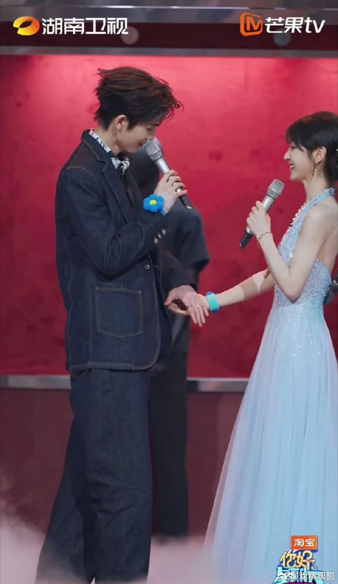 张凌赫田曦薇对唱 温柔旋律搭配默契和声，互动自然甜度超标，两人颜值和声线双适配，