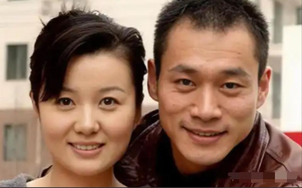 [微风]1998年，饰演“武松”的丁海峰爱上了“潘金莲”王思懿，丁海峰的妻子得知