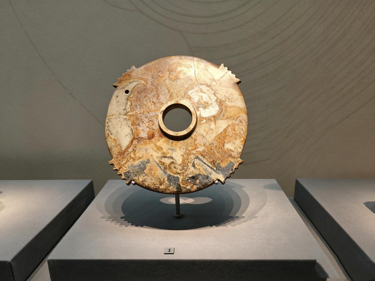 古蜀系列玉器一有领玉牙璧、玉琮、四方玉牙壁、玉戈，均来自中国国家博物馆《双星耀世