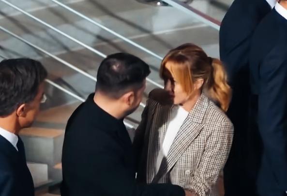 泽连斯基和梅洛尼又见面了啊！
两人见面以后，看来交流的还不错啊！
两人一见面首先