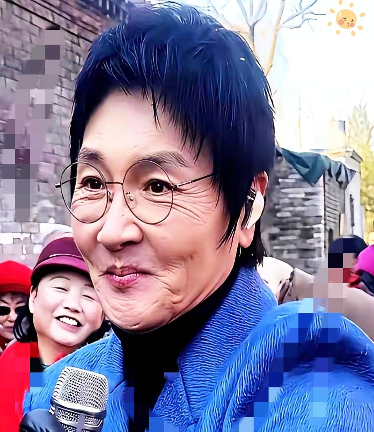 今天看到孙楠的近况，真的让人沉默好久。
曾经的歌坛顶流，如今带着家人住在徐州农家