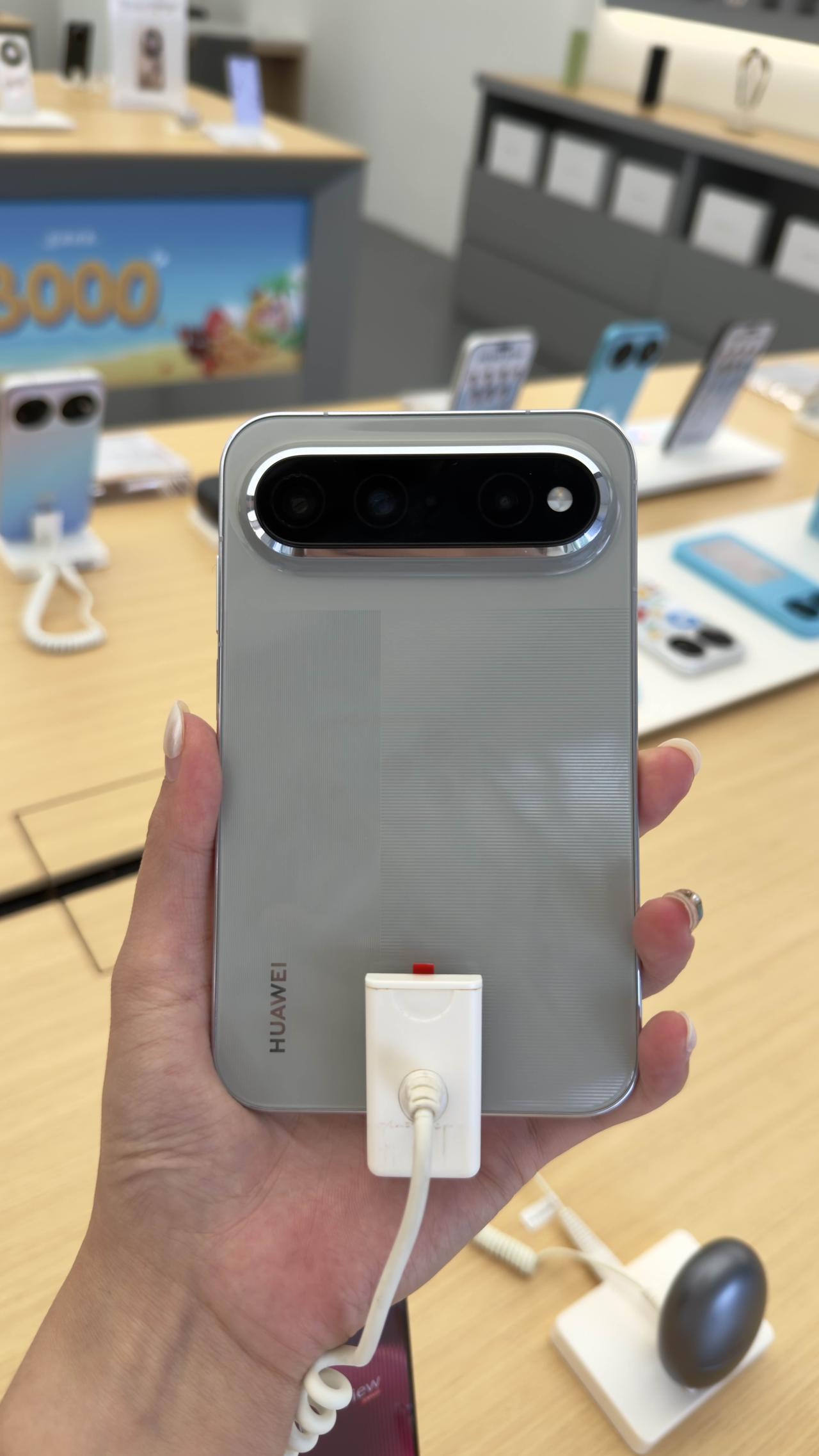 HUAWEI Pura X View真机到店了，赶紧来看看阔直屏拿在手上是什么感