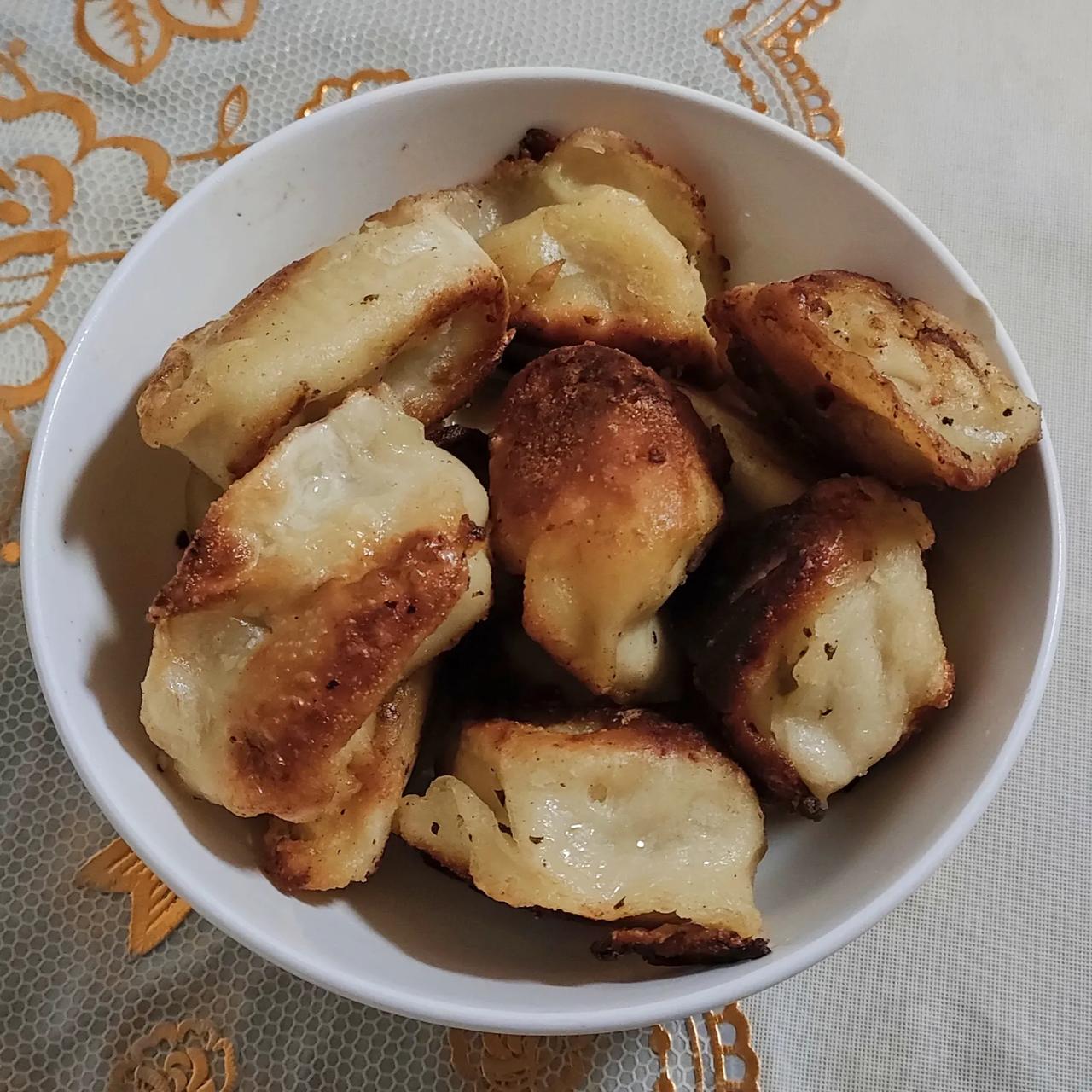 饺子不好吃的下场。
买的水饺不好吃。惨遭毒手，被改造成了锅贴。有效改善那一坨厚实