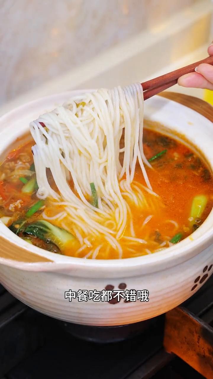 我们家最近迷上了这个酸汤米线，吃的酸爽开胃，百吃不腻，当早餐或者是当中餐吃都不错