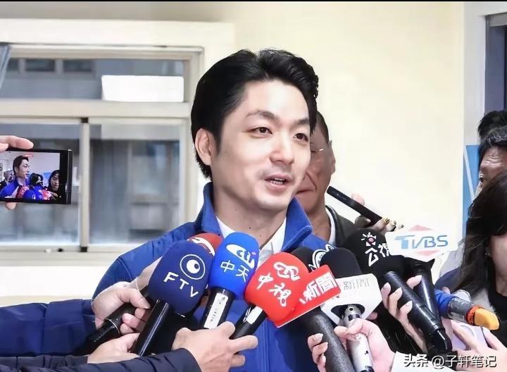 “台北市长蒋万安整天对两岸问题提“尊严”，老蒋的铜像被人拆除、拨红漆你的尊严在哪