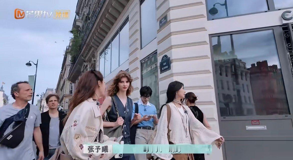 张予曦赵昭仪同款辣妹子 东北姑娘的味觉惊喜！张予曦和赵昭仪不谈锅包肉、不说杀猪菜