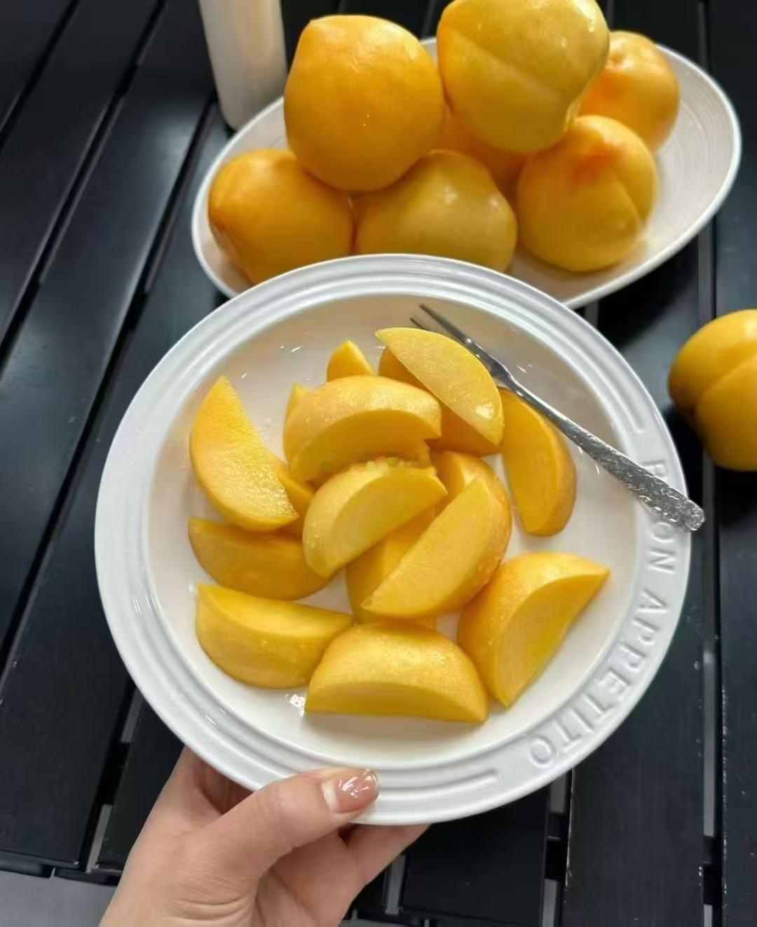 还记得上周那箱让我又爱又恨的麻点桃吗？当天晚上发完,我发现好多人下单,是继玉米之
