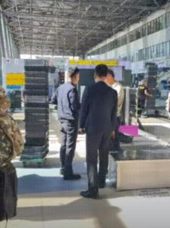 俄罗斯和朝鲜之间的关系不断在交往密切起来。这时候在机场出现了大量的朝鲜人赶往俄罗