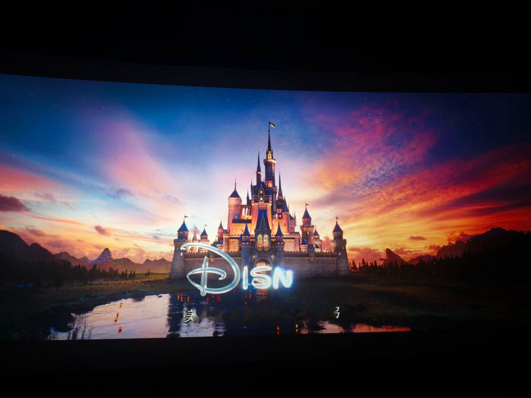 生活很简单，到周末就好好休息，看场电影，吃个夜宵，惬意又一天黄金金价