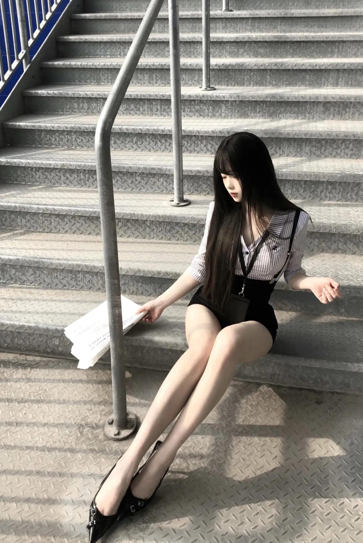 给自己一句话，你会说什么? 不知道说什么，反正人生就是一场游戏，游戏规则不是自己