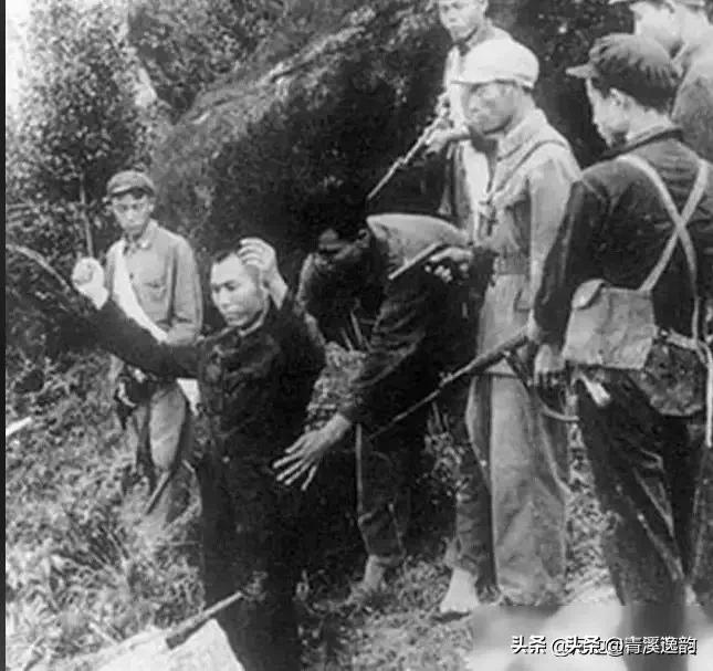 1950年，68名战斗英雄参加完表彰大会，在下火车时，却遭到200多名土匪的袭击