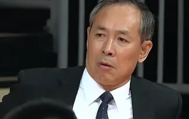 看到昨晚北京首钢许指导排出双塔阵容，不禁使我想起了女篮主帅宫指导，两位老帅怎么还