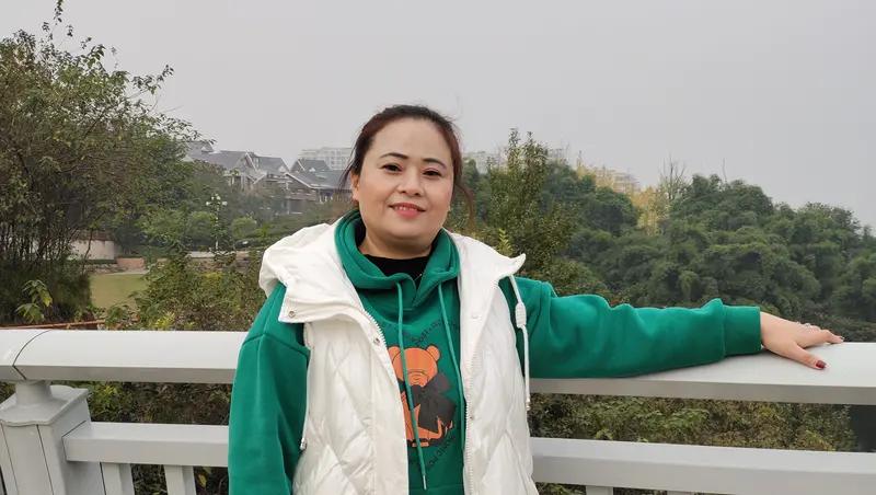 赵娟的遭遇太让人心酸了。当地教育机构不签合同、不缴社保，还拿“历史遗留问题”“没