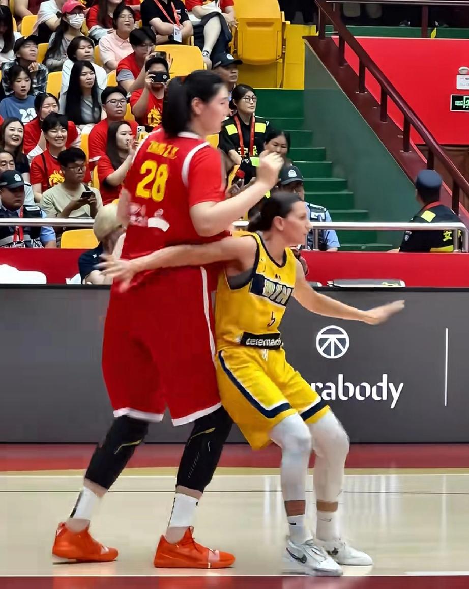 身高差距过大！对手竟然坐在张子宇的腿上防守！

看张子宇的比赛非常有意思，不仅能