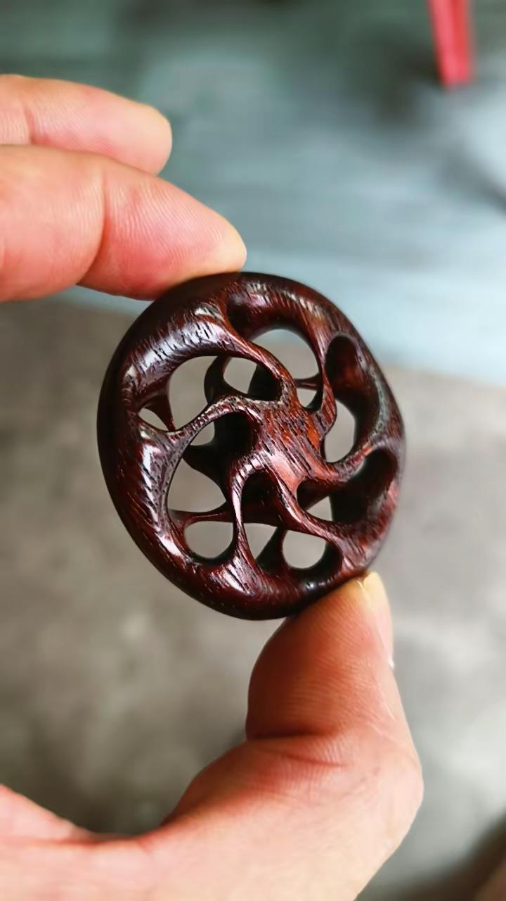 黄花梨嫩料。毛孔偏大，纹理疏松，结构不够紧密。