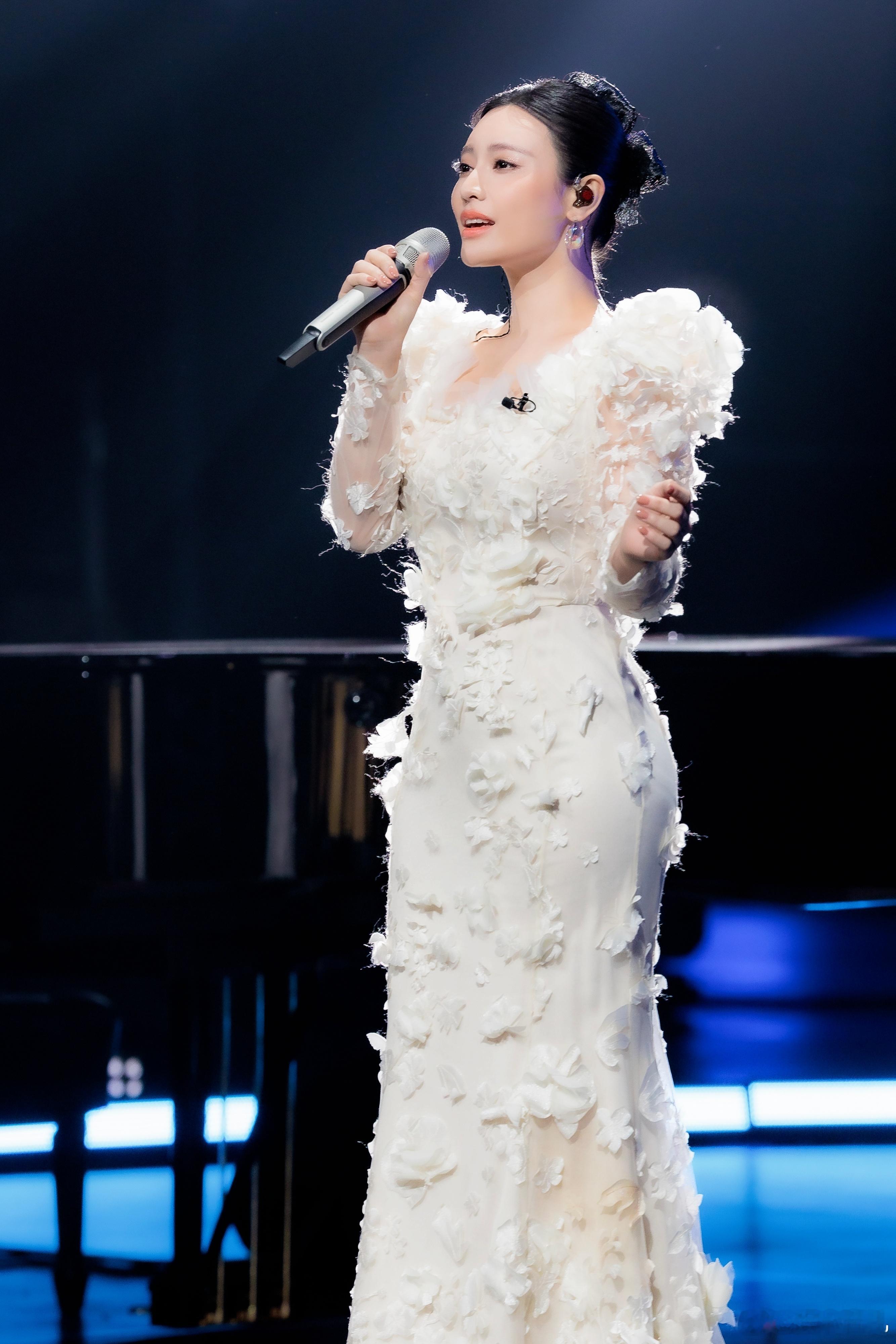 陈佳妮中国唱将蓝天上的云陈佳妮在舞台上的表现真的很稳，不管是高音部分还是细腻的情
