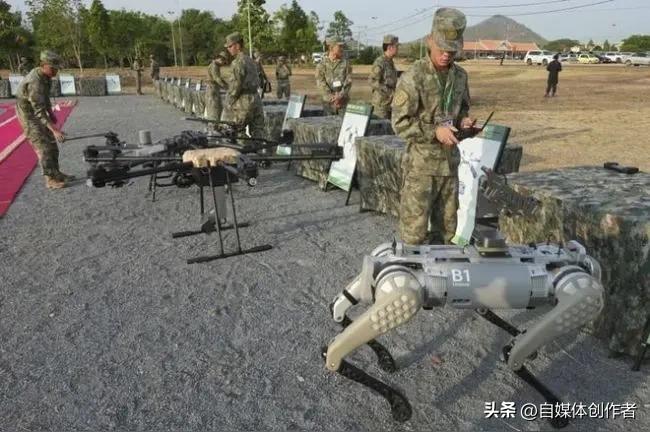 国产机器狼群巷战首秀炸屏！15公里时速狂飙，这波硬核操作太顶了
 
中国造机械铁