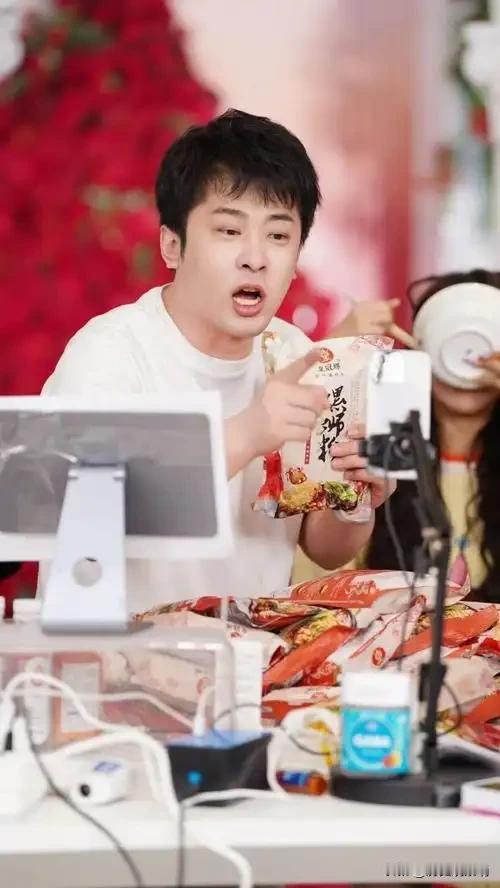 明星带货也只是厂家卖货找了一个代言人而已，他不负责产品的质量如何，他看的就是给多