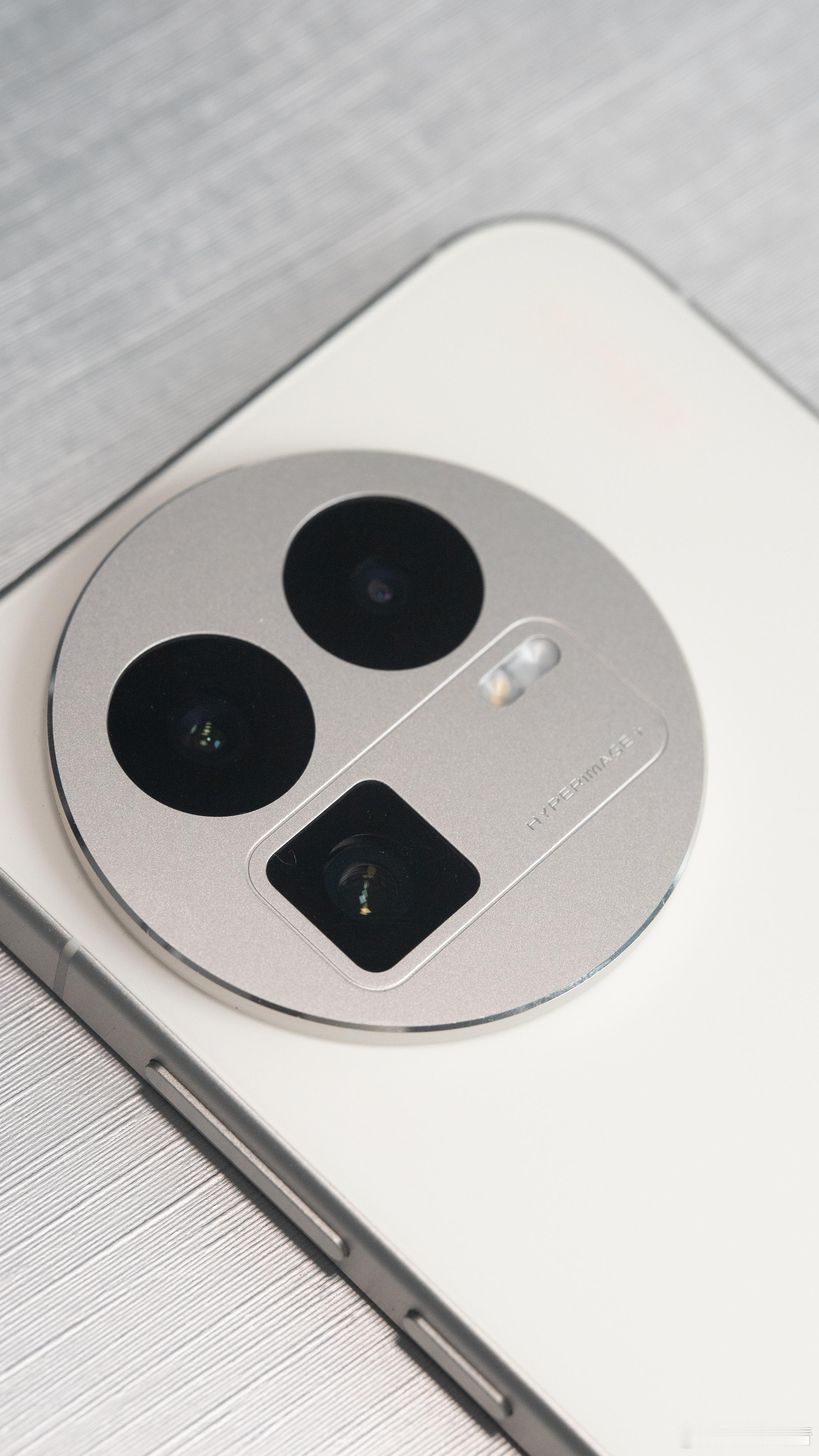 现在来看，真我GT8 Pro的设计还是很有质感，用到现在我依旧觉得这套设计很耐看