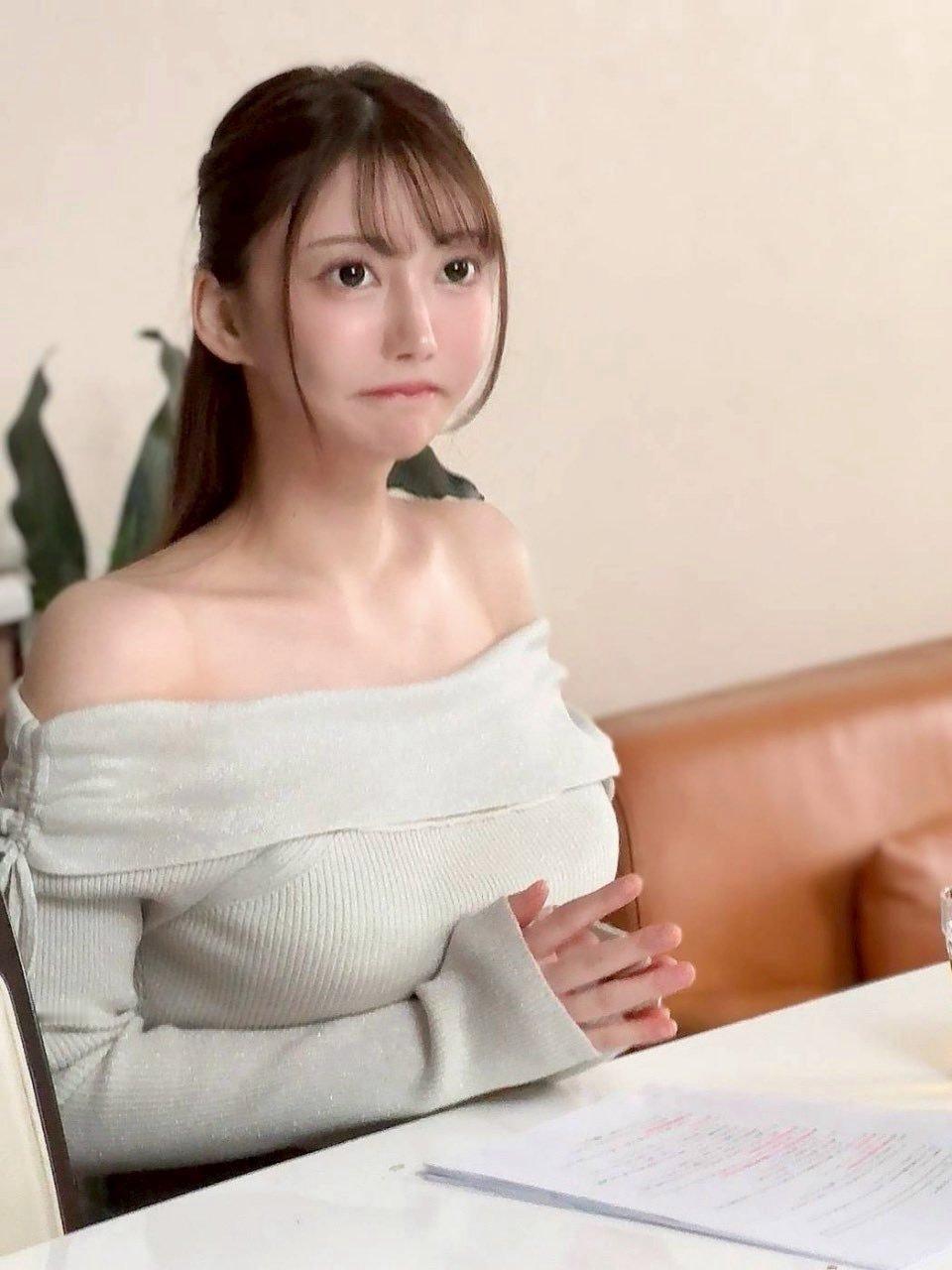 八蜜凛的最新拍摄现场照，她表示正在听导演讲解内容，看表情似乎不是“轻松”的内容啊