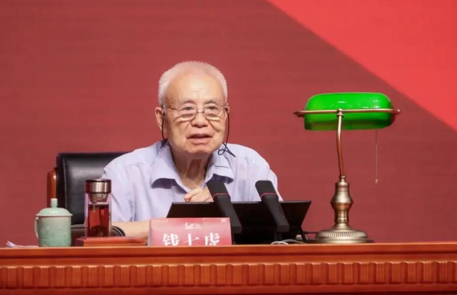 美军曾出动轰炸机投掷GBU-57巨型钻地炸弹打击地下核设施，近期又多次发出空袭威