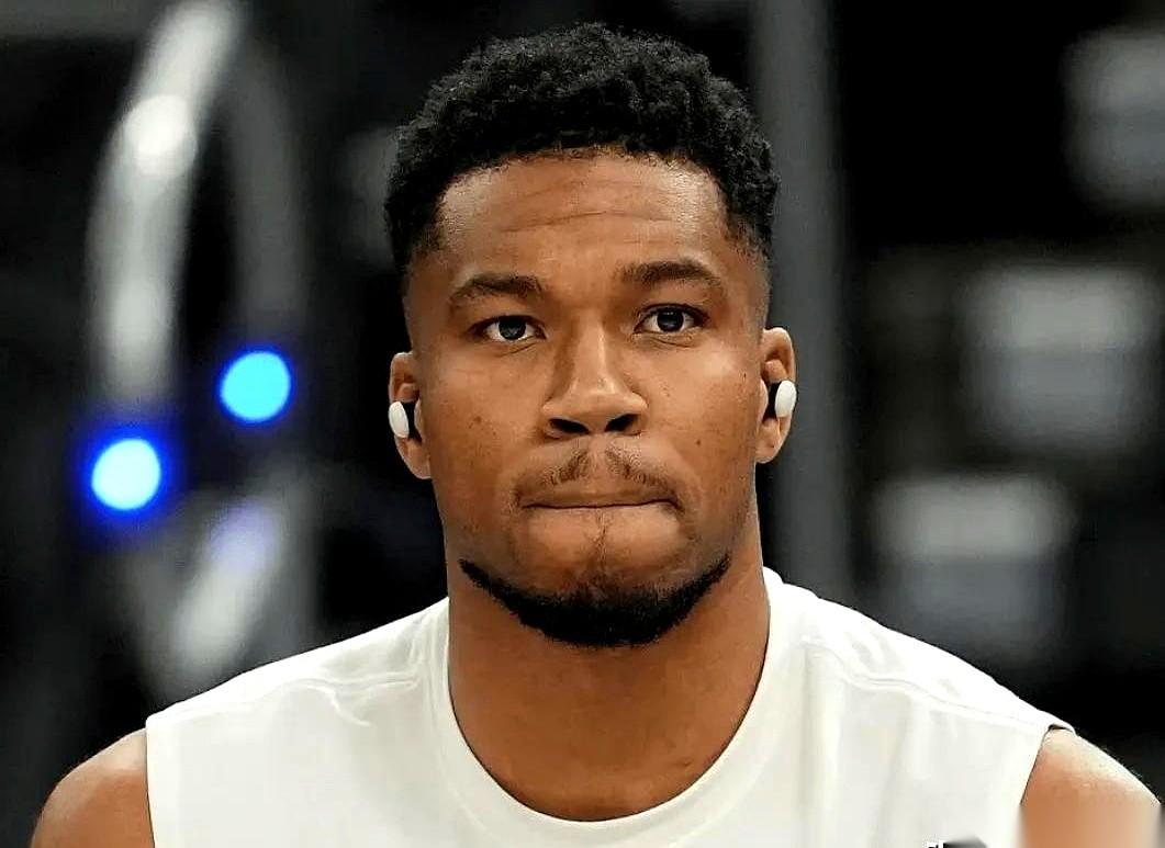 最后那几秒钟，我感觉心都提到了嗓子眼。
哐！哐！哐！
三记绝平三分，全砸在了篮筐