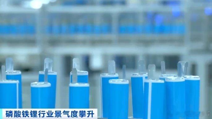 凤凰新闻【价格涨幅近100%！这一材料，订单爆了】磷酸铁锂，是锂离子电池的主流正
