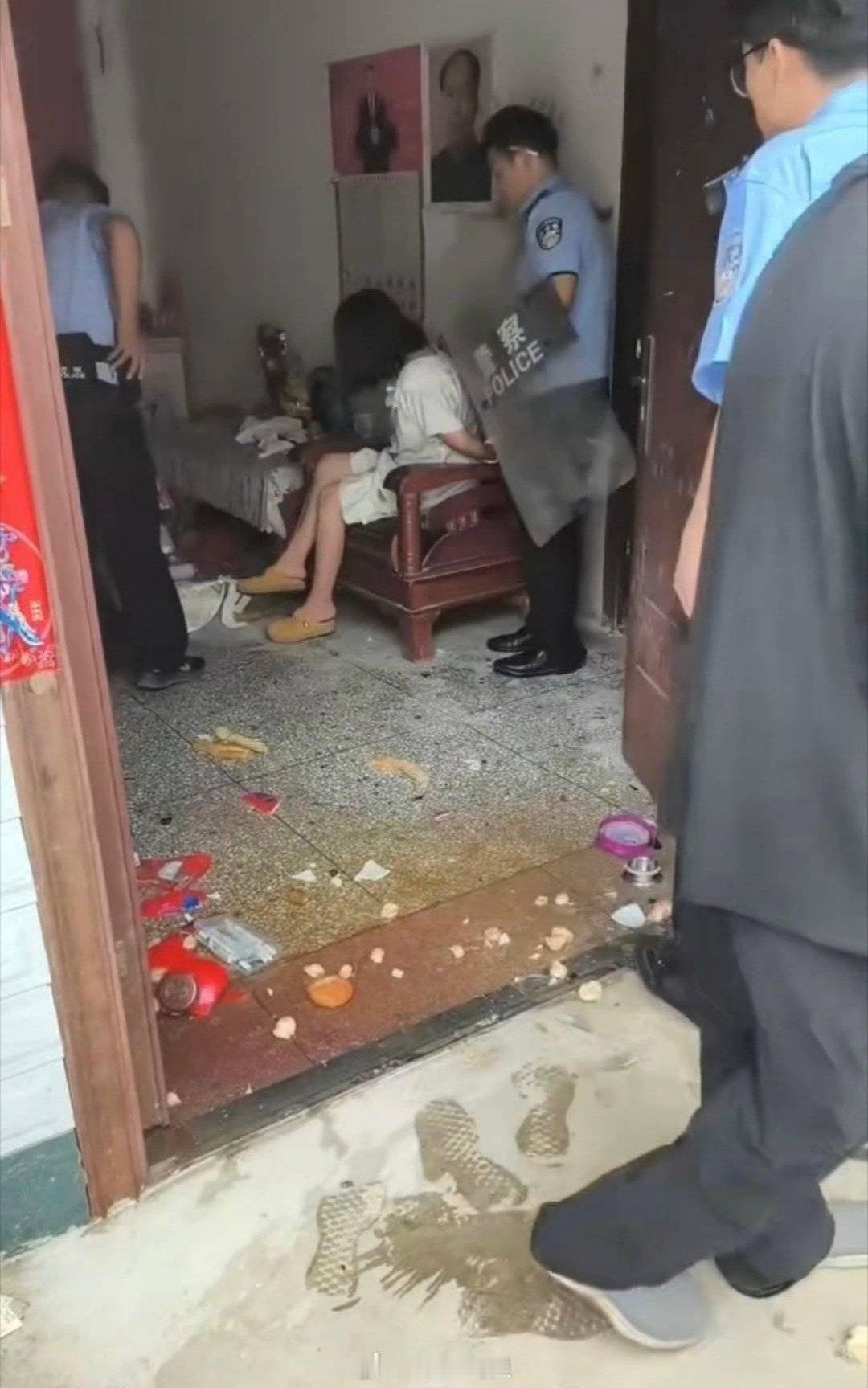 小姑子上门把家给砸了!！
以下是陈女士的控诉：
我的小姑子33岁了，从小被公公婆