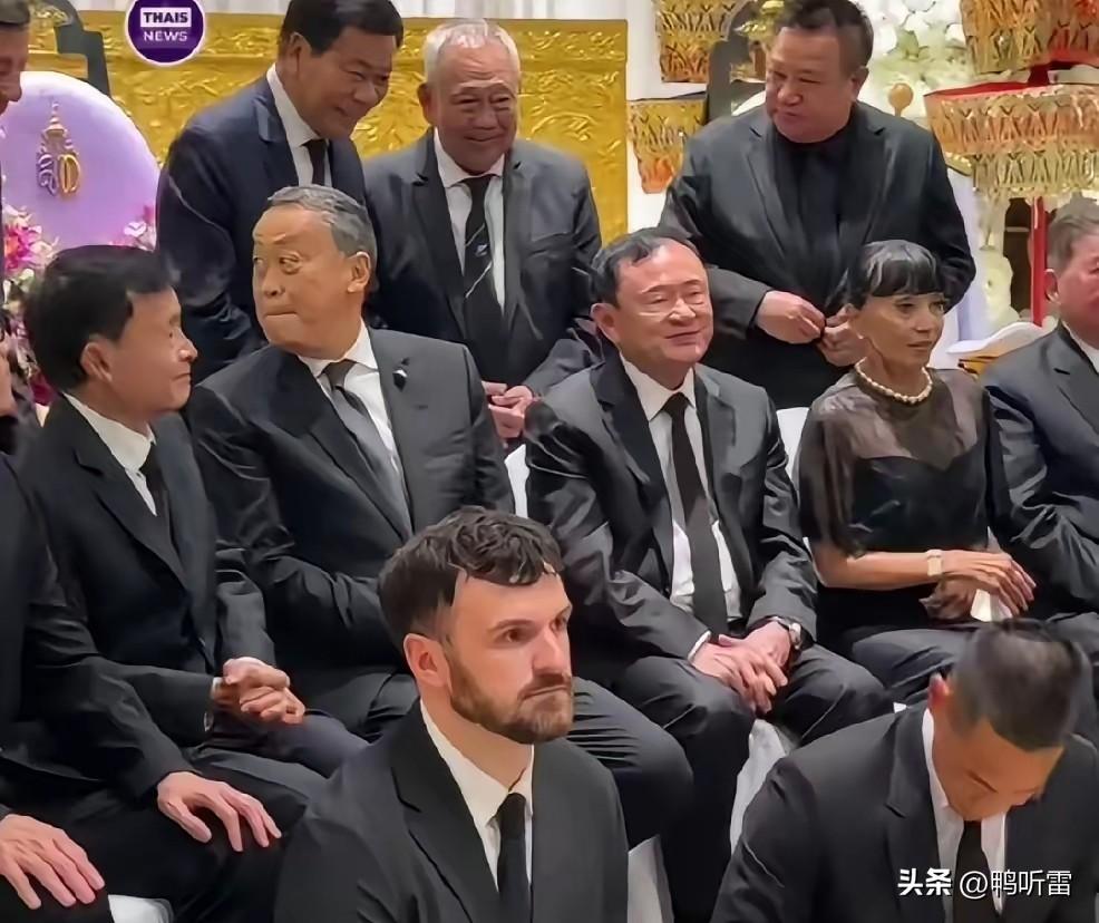 他信依旧是泰国政坛不可替代的大佬呀，他不管在哪，政坛的人员都会给足面子。就像他信