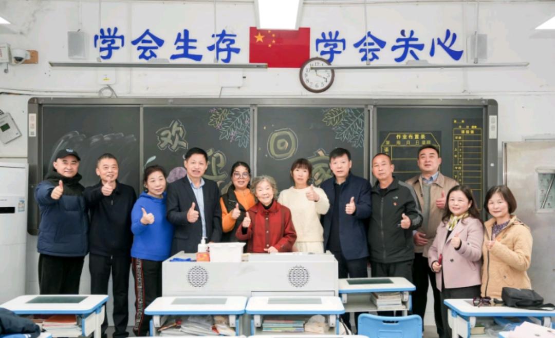 在长沙麓山外国语实验中学迎来五十年校庆的特殊时刻，88岁的杨莼白老师再次登上讲台