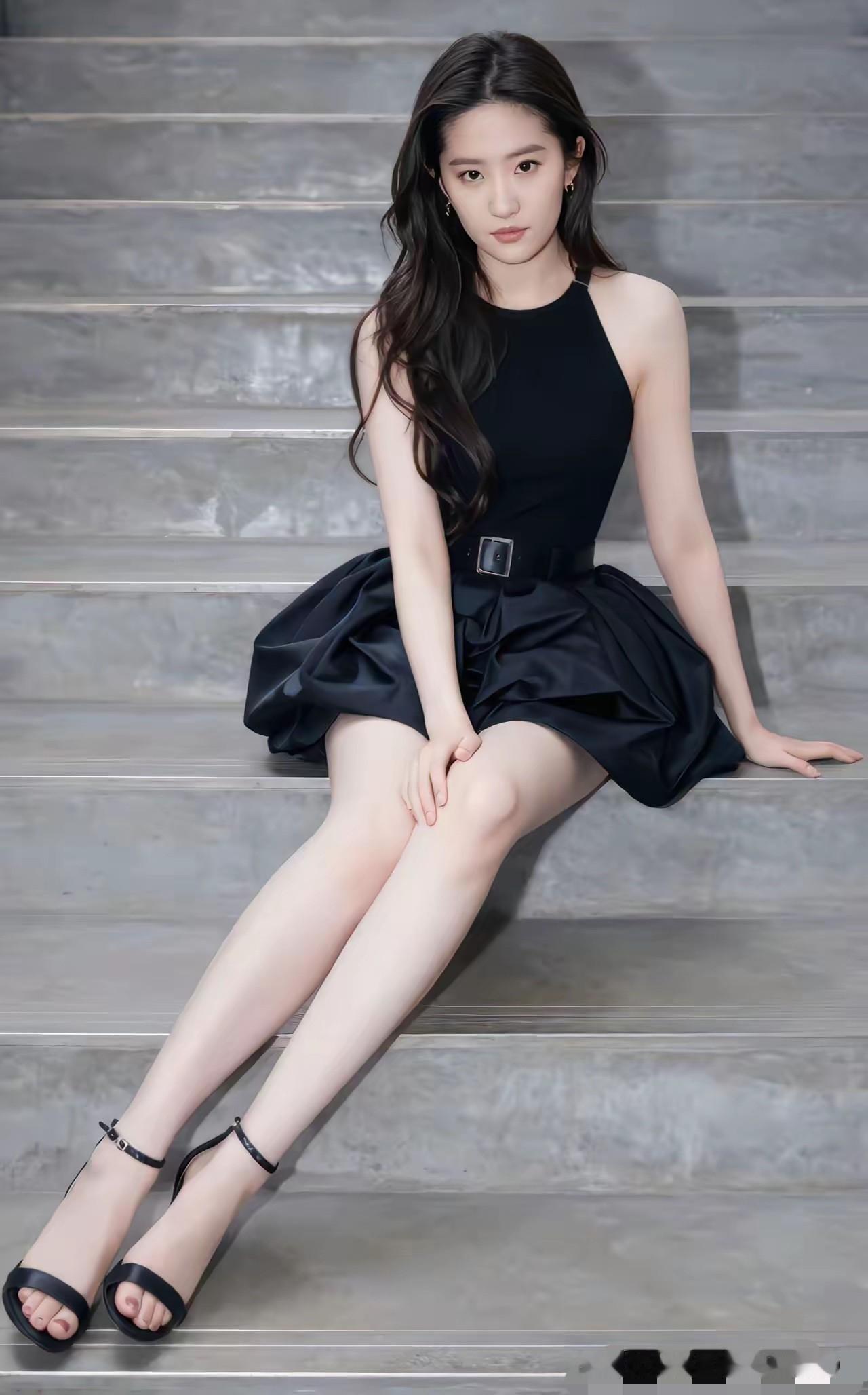她的美，从不是浮于表面的艳丽，而是历经时光沉淀后，自带的清冷与温柔。长发如瀑，眉