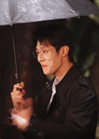 陈靖可一张脸吃两拨人一张脸如何驾驭两种魅力？陈靖可给出了满分答案。青春感与苏感在