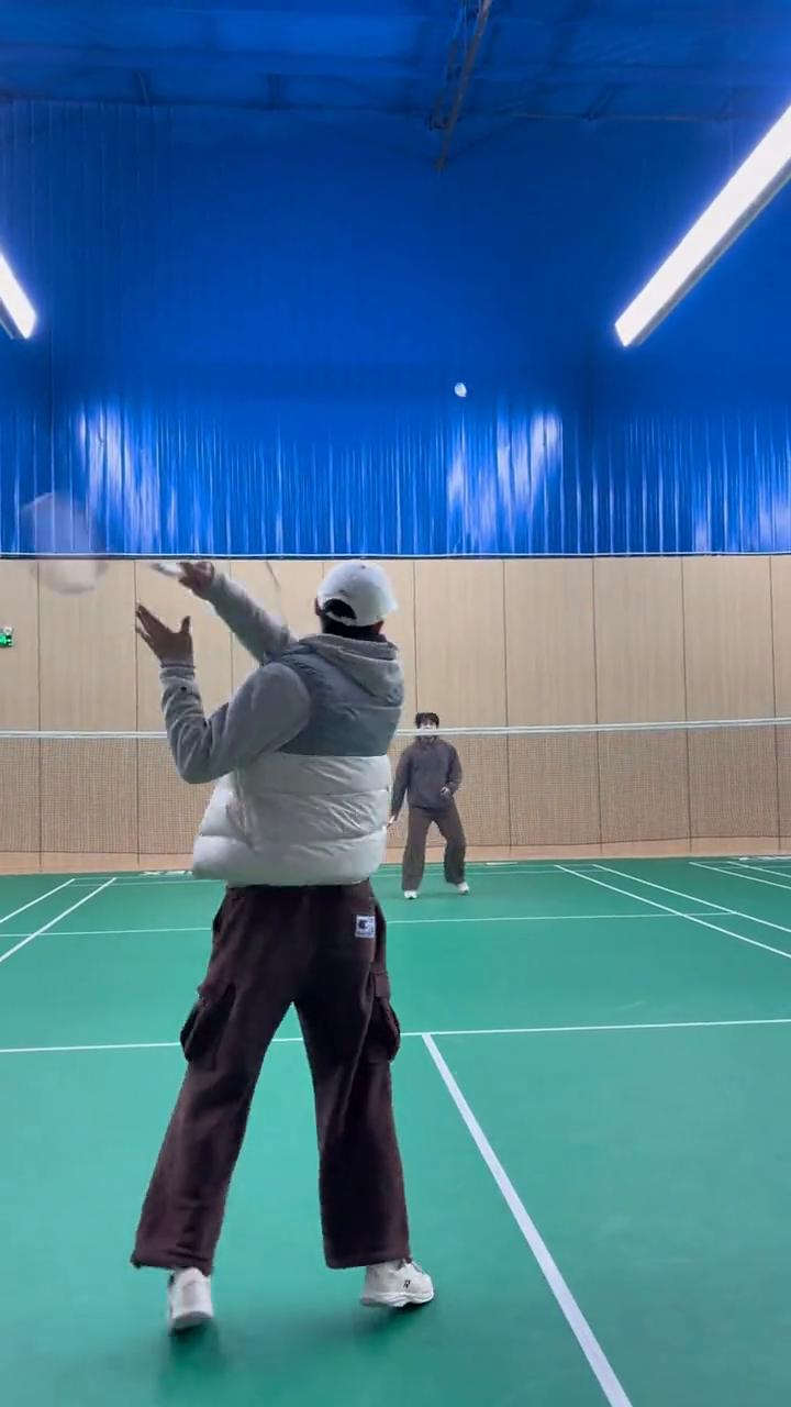 当网球人误入羽毛球场。
发个后场，关闭式平击，开放式平击，不完整单反，压后场底线