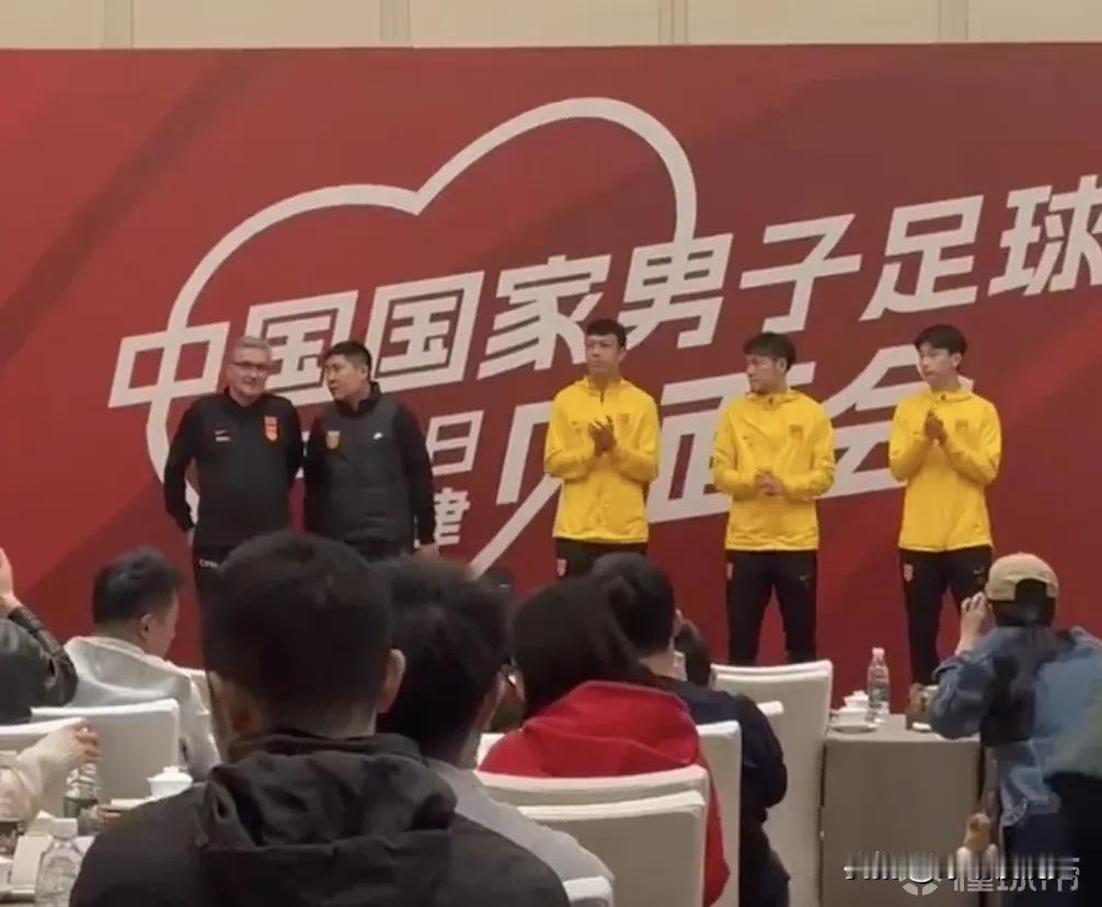 无药可救！面对失利，国足，小日子，韩国队不同的态度！球迷：这样的态度活该被淘汰！
